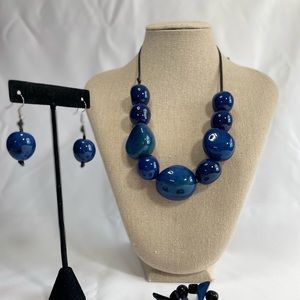 Beautiful Necklace and Earrings made by hand in Tagua. Long adjustable.